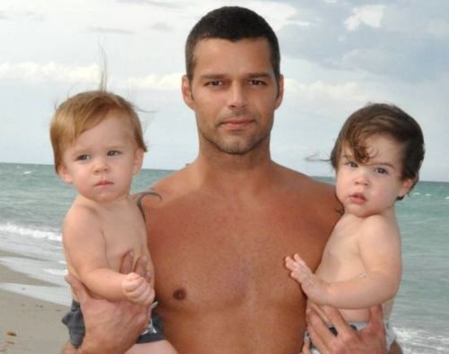 Рики Мартин.  "Я начал с суррогатного материнства, - признается счастливый отец. - Усыновление будет моим следующим шагом". В августе 2008 года у Рики Мартина появились сыновья Валентино и Маттео, которых ему родила суррогатная мать. "Я так счастлив! - ра