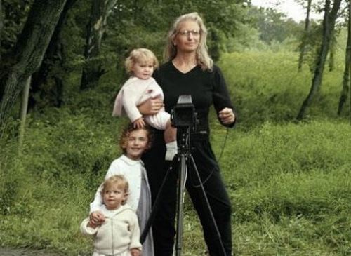 Анни Лейбовиц.  Известный американский фотограф Анни Лейбовиц стала матерью в возрасте 52 лет. В 2005 году у Лейбовиц появились близнецы Сюзан и Самуэль, рожденные с помощью суррогатной матери.
