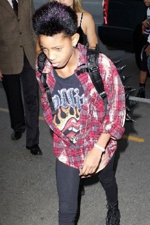 Сегодня Уиллоу Смит чуть остепенилась: в аэпорту Лос-Анджелеса девочку вместе с мамой и братом запечатлели в почти нормальном виде.