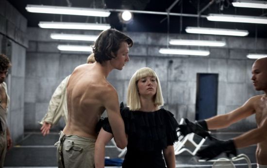 Драма "Невидимая" расскажет нам историю 21-летней девушки, которая начинает карьеру актрисы. Пытаясь воплотить образ своей героини в спектакле, она начинают сложную романтическую интригу, которая запутывает ее еще больше и вызывает множество внутренних пр Драма "Невидимая" расскажет нам историю 21-летней девушки, которая начинает карьеру актрисы. Пытаясь воплотить образ своей героини в спектакле, она начинают сложную романтическую интригу, которая запутывает ее еще больше и вызывает множество внутренних пр