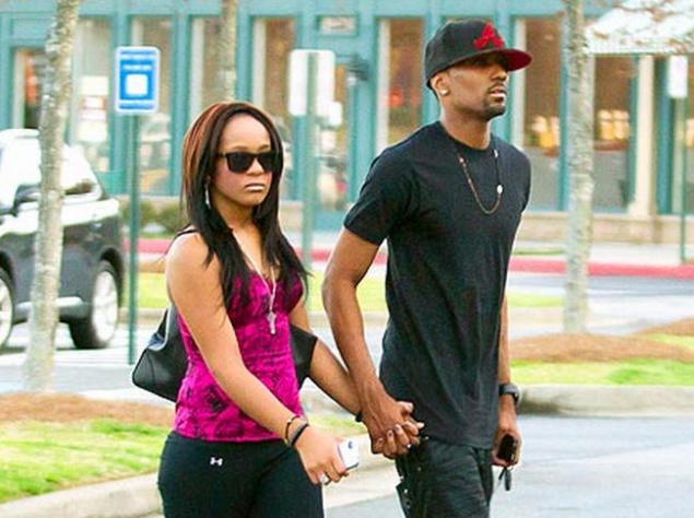 На четвертом месте – сводные дети покойной Уитни Хьюстон Бобби Кристина Браун и Ник Гордон. Бобби – родная дочь певицы, Ника она усыновила. И вот поди ж ты: после смерти мамы 19-летняя Бобби и 22-летний Ник поняли, что относятся друг к другу не как брат и