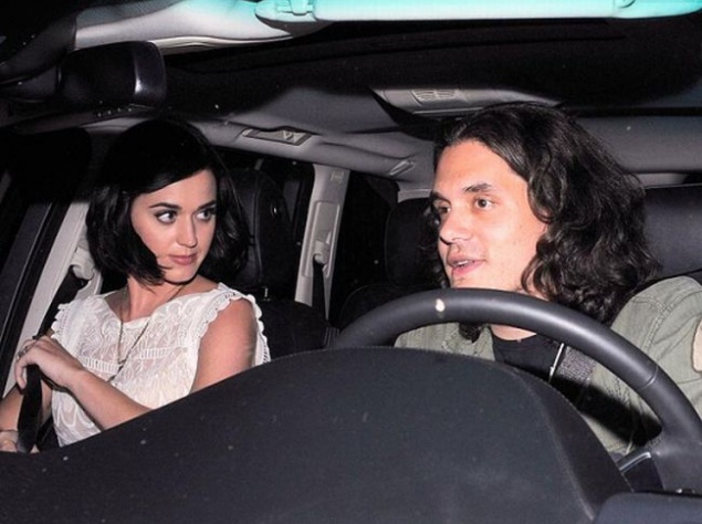 Замыкает пятерку парочка Кэти Перри и Джон Мейер. Первая -скромная в личной жизни девушка, недавно расставшаяся с мужем Расселом Брэндом. Второй – завзятый сердцеед. Они сходятся и расходятся, но пока что держатся. Кто знает, как все сложится дальше: може