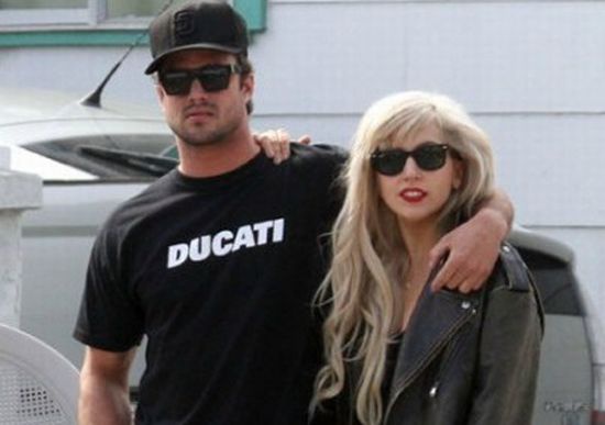 Леди Гага и Тейлор Кинни