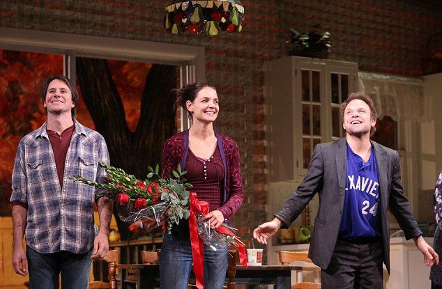 Еще на этапе репетиций появились слухи о том, что между Кэти и Джошем вспыхнули нежные чувства. Слишком уж хвалебно они отзывались о человеческих качествах друг друга.