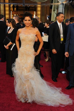 Холли Берри чествовали в номинации "Лучшее тело в возрасте за 40".