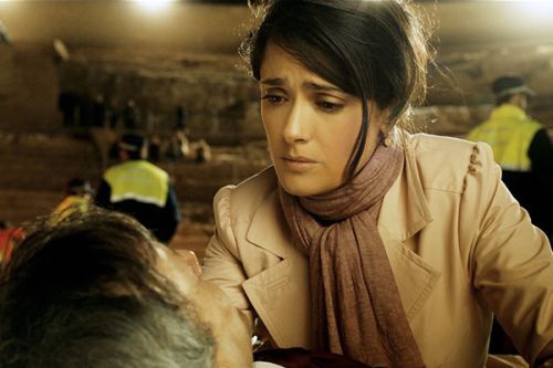 В испанской драме "Последняя искра жизни" главную роль сыграла одна из красивейших киноактрис планеты — Сальма Хайек. В фильме показана история пиарщика, который попадает в аварию, которую затем превращает в настоящее медиа-событие! Он нанимает агента, ко