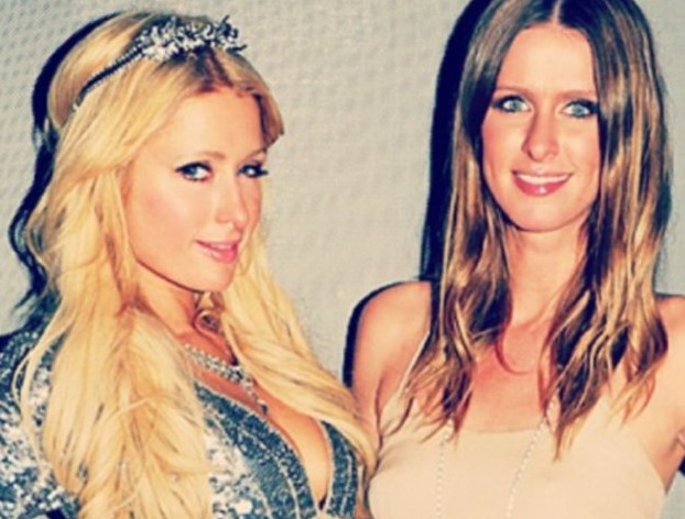 Пэрис Хилтон тоже порадовала своих поклонников новогодним «луком». Звезда опубликовала в твитере совместную фотографию с сестрой Ники. И если Пэрис в праздничную ночь была облачена в блестящее сине-серебрянное платье и с тиарой на голове, то ее сестричка 