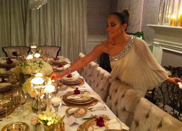 Ну и, конечно, не смогла не похвастаться своим шикарным новогодним столом на всю семью и близких друзей Дженнифер Лопес. Звезда выложила в интернет снимок, на котором она, облаченная в шикарное вечернее платье, зажигает свечи, чтобы праздник для ее близки