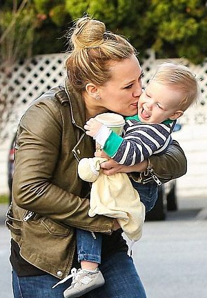 20 марта впервые стала мамой певица Хилари Дафф, у нее появился сын Лука.