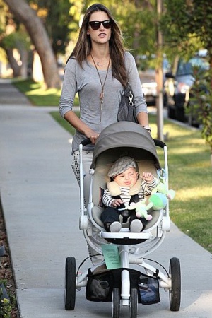 А уже 7 мая во второй раз стала мамой супермодель Алессандра Амброзио. Сына она назвала Ноа.