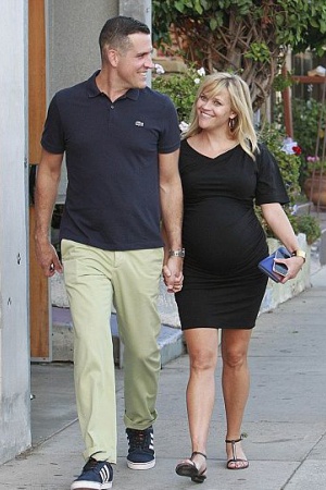 27 сентября весь мир приветствовал третьего ребенка Риз Уизерспун – сына Теннеси.