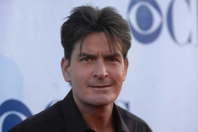 Как оказалась, не только полиция решила наведаться в лос-анджелесский особняк Чарли Шина в ночь на 10 марта. Власти собирались провести обыск дома у актера с целью обнаружить у него незарегистрированное огнестрельное оружие. По всей видимости, после много