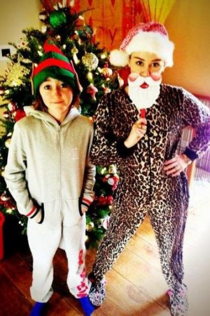 Певица и актриса Майли Сайрус встретила Рождество в тигровой пижаме и маске Санта Клауса.
