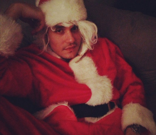 Американская певица Кэти Перри поделилась с поклонниками в твиттере фотографией лучшего подарка на Рождество – бойфренда Джона Майера в костюме Санты.