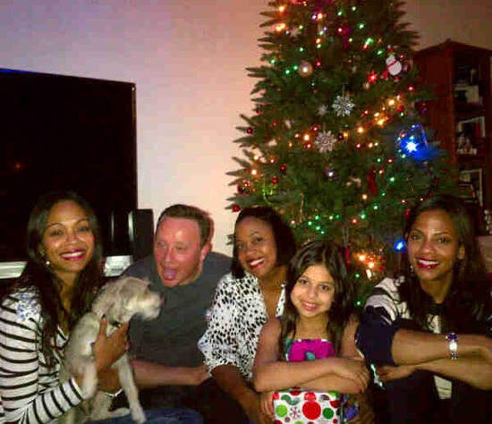 Звезда «Аватара» Зои Салдана позирует со своей семьей на фоне праздничной елки.