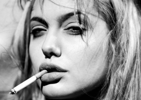 Анджелина Джоли. Голливудская звезда №1 в прошлом принимала наркотики, причем перепробовала все их виды, от антидепрессантов до героина, – утверждает в своей книге "Анджелина Джоли: запрещенная биография" ее автор, журналист Эндрю Мортон. Тягу актрисы к н Анджелина Джоли. Голливудская звезда №1 в прошлом принимала наркотики, причем перепробовала все их виды, от антидепрессантов до героина, – утверждает в своей книге "Анджелина Джоли: запрещенная биография" ее автор, журналист Эндрю Мортон. Тягу актрисы к н