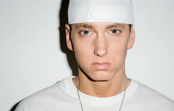 Эминем. Рэпер Эминем начинал свое увлечение наркотиками с обезболивающих и снотворных препаратов – они помогали ему успокоиться и уснуть после изматывающих съемок фильма "Восьмая миля". Чем более знаменитым и состоятельным становился музыкант, тем дороже 