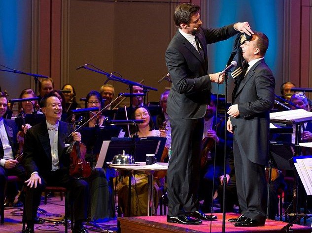 Глава академии Джоанна Льюис уже успела сообщить журналистам, что организаторы ни секунды не пожалели о своем решении. "Он захватывающий, яркий и талантливый исполнитель, и мы подумали, разве он не будет великолепен с оркестром?", - рассказала Льюис.