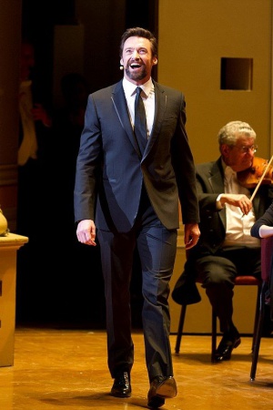 Полюбоваться выступлением Джекмена с прославленным оркестром пришли не только знаменитые жители Филадельфии. На событии присутствовали также члены британской королевской семьи. Таланту и искрометным шуткам актера среди прочих аплодировали принц Чарльз и е