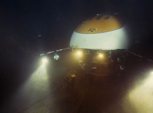 Свет батискафа "Мир-2" освещает левый становой якорь на баке затонувшего "Титаника".