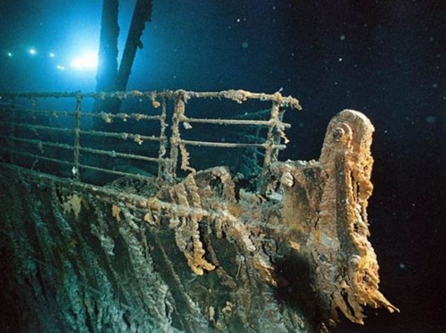 Батискаф "Мир-1" освещает перила на "Титанике".