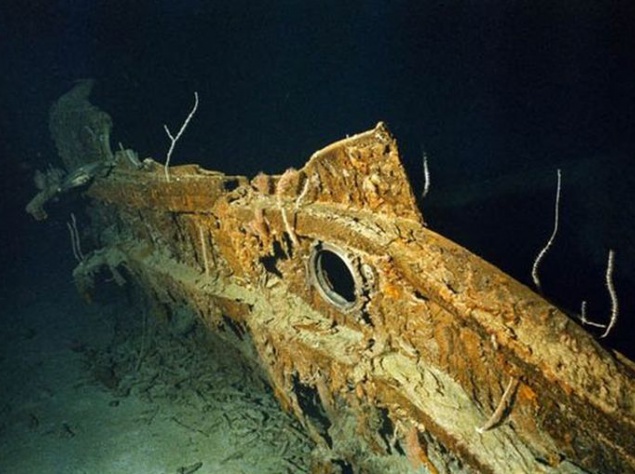 Фрагмент корпуса судна на дне океана.