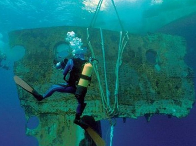 На фото 1998 года видно как поднимают 17-ти тонную часть корпуса Титаника. Эта часть корпуса вместе с 5000 других артефактов выставлена на аукционе 11 апреля 2012 года в виде единой коллекции.