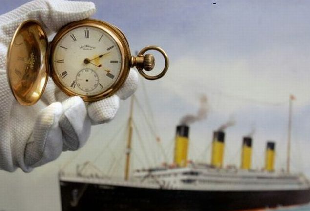 Позолоченные карманные часы Waltham American - собственность Карла Асплунда. Эти часы были сняты с тела потонувшего Карла Асплунда и проданы на аукционе 3 апреля 2008 года.