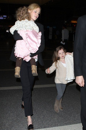 Стоит отдать должное их маме – она не прибегла к помощи нянек, ухаживала за крошками самостоятельно и при этом выглядела как всегда потрясающе. Даже попытки Фэйт Маргарет превратить ее прическу в творческий беспорядок Кидман восприняла стоически. Немножко