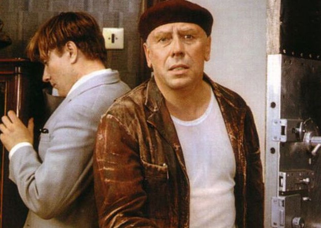 Сцена падения у аптеки у Миронова получилась с 1-го дубля, а вот Никулин никак не мог упасть как надо. Изначально предполагалась банановая кожура, потом ее заменили на арбузную корку. Замена не помогла, и, в результате, вместо Никулина падал Леонид Каневс Сцена падения у аптеки у Миронова получилась с 1-го дубля, а вот Никулин никак не мог упасть как надо. Изначально предполагалась банановая кожура, потом ее заменили на арбузную корку. Замена не помогла, и, в результате, вместо Никулина падал Леонид Каневс