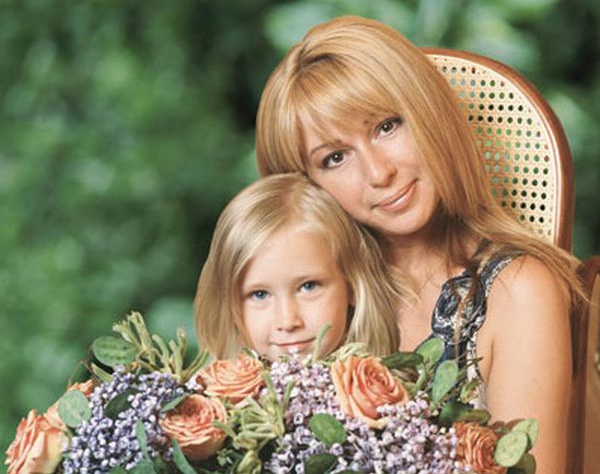 Алена Апина никогда не скрывала, что ее единственную и желанную дочку Ксюшу, которая родилась в 2001 году, выносила суррогатная мать. Десять лет известная певица лечилась от бесплодия, беременела, но выносить ребенка не могла. "Я не один месяц провела в б