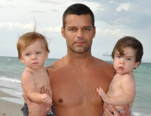 "Я начал с суррогатного материнства, - признается счастливый отец. - Усыновление будет моим следующим шагом". В августе 2008 года у Рики Мартина появились сыновья Валентино и Маттео, которых ему родила суррогатная мать. "Я так счастлив! - рассказывал он в