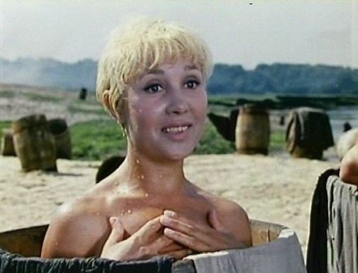 Следующей ролью стала прославившаяся на весь Союз "королева бензоколонки". Позже вместе со своим мужем Вилли Хштояном, работавшим в Минвнешторге, Румянцева уехала за границу, где провела около 15 лет, и не снималась. Как однажды сказала Надежда Васильевна Следующей ролью стала прославившаяся на весь Союз "королева бензоколонки". Позже вместе со своим мужем Вилли Хштояном, работавшим в Минвнешторге, Румянцева уехала за границу, где провела около 15 лет, и не снималась. Как однажды сказала Надежда Васильевна