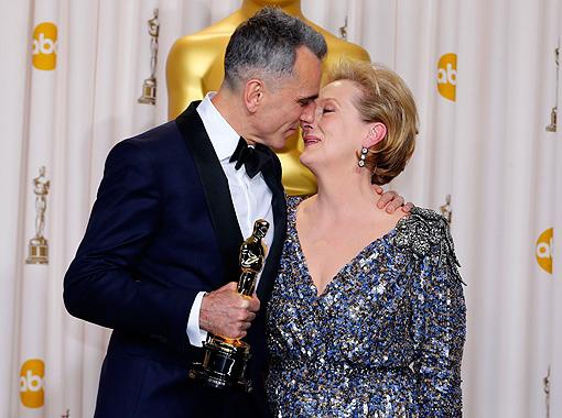 Дэниел Дэй-Льюис получил премию "Оскар" за "Лучшую мужскую роль" в фильме "Линкольн" из рук легендарной Мэрил Стрип. Для 53-летнего британского актера эта золотая статуэтка стала уже третьей по счету.  Интересно, что после этого Мэрил и Дэниел составили к