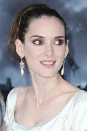 Тем не менее с Вайноной Райдер – вот уж кто настоящий чемпион мира по кражам! – Лохан сравниться пока не может. Вайнону ловили за руку несколько раз – как правило, на выходе из магазина: она пыталась вынести вещи, предварительно сорвав с них штрих-коды. С