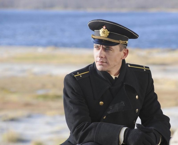 Игорь Петренко в роли Александра Робертсона в ленте "Робинзон"