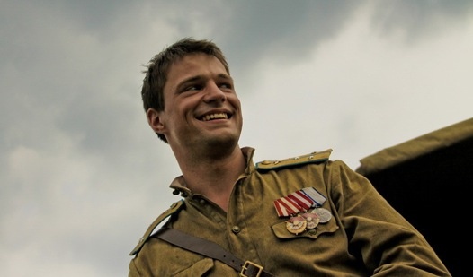 Данила Козловский в роли капитана Красной Армии Евгения Костина в ленте "Покушение"