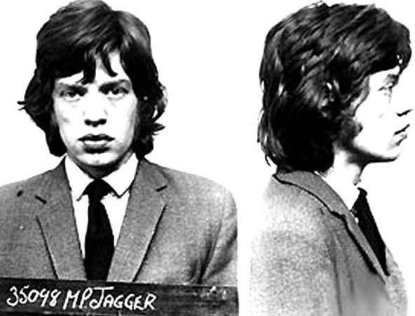 В 1967 году Мика Джаггера арестовали в Англии по обвинению в хранении и употреблении наркотиков