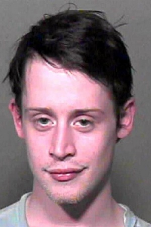 Актера Маколея Калкина арестовали в 2004 году в Оклахоме по обвинению в хранении наркотиков