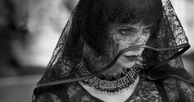 Испанская черно-белая драма "<a href="http://kinoafisha.ua/films/belosnejka">Белоснежка</a>". Это обыгранная сказка о Белоснежке, события которой развиваются в 1920 году в Севильи вокруг главной героини — женщины-тореадора.