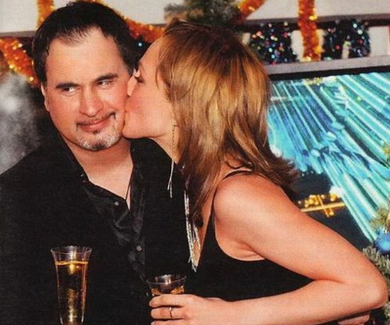 Певица впервые встретила Валерия Меладзе на одном из концертов в 2003 году. Но стремительно развиваться отношения стали только с 2009 года и закончились разводом певца.  В браке с первой женой Ириной Валерий Меладзе прожил более 18 лет, у него трое дочере