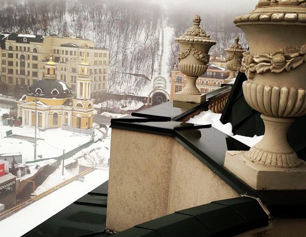 А в воскресенье утром популярная блондинка, привыкшая к океанским пляжам и знойному солнцу, разместила в блоге фотографию заснеженного Киева, снятую с террасы одного из роскошных подольских отелей. "Доброе утро, Украина", - подписала фото Хилтон.