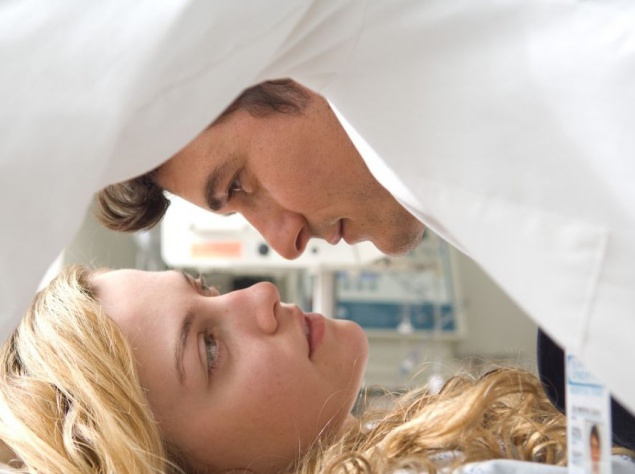 Драма "<a href="http://kinoafisha.ua/films/horoshii-doktor">Хороший доктор</a>" с Орландо Блумом. Молодой врач стремится произвести впечатление на свое начальство и коллег. Когда в клинику, где он работает, попадает 18-летняя пациентка с инфекцией почек, Драма "<a href="http://kinoafisha.ua/films/horoshii-doktor">Хороший доктор</a>" с Орландо Блумом. Молодой врач стремится произвести впечатление на свое начальство и коллег. Когда в клинику, где он работает, попадает 18-летняя пациентка с инфекцией почек,