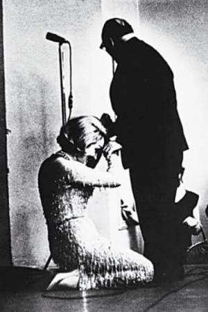Марлен Дитрих целует руку Константину Паустовскому, 1963 год. Актриса, оказалось, была почитательницей его творчества и всегда мечтала поцеловать руку, пишущую ее любимые произведения. Марлен Дитрих целует руку Константину Паустовскому, 1963 год. Актриса, оказалось, была почитательницей его творчества и всегда мечтала поцеловать руку, пишущую ее любимые произведения.