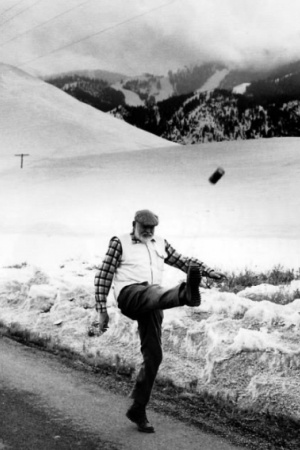 Эрнест Хемингуэй пинает жестяную банку