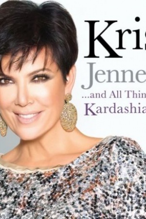 На ступеньке ниже - ее мать Крис Дженнер