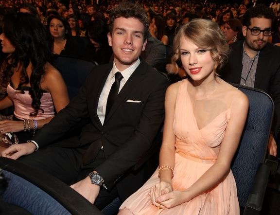 Любвеобильная Тейлор Свифт в обществе – о чудо! – не очередного поклонника, а своего брата Остина