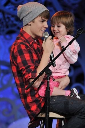 Милашка Бибер держит на руках свою маленькую сестру Жасмин. Разница в возрасте большая, поэтому о сходстве судить еще рано