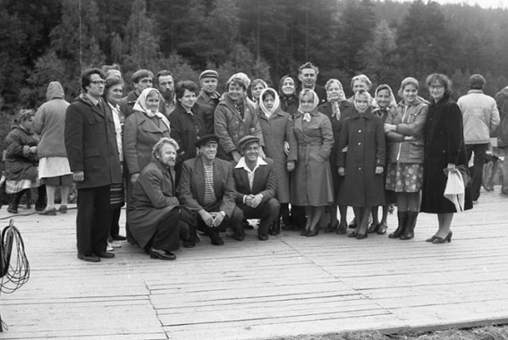 Актеры фильма "Любовь и голуби" и местные жители