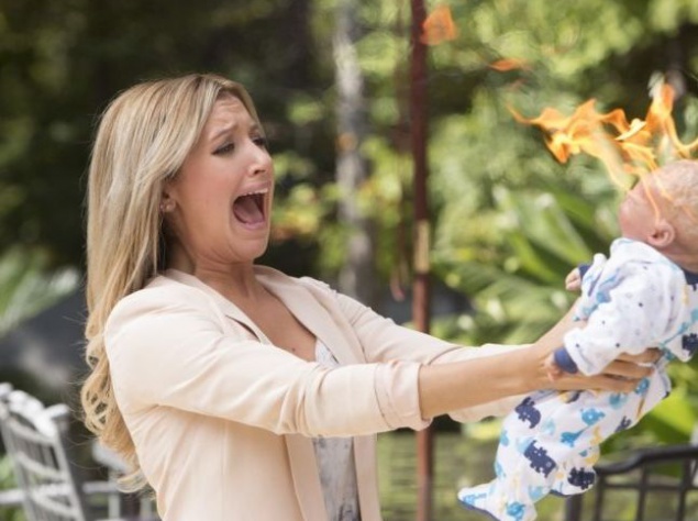 "<a href="http://kinoafisha.ua/films/ocsen-strashnoe-kino-5">Очень страшное кино 5</a>" - очередная серия пародийной комедии. Молодая супружеская пара начинают замечать некоторые странные активности, когда они приносят своего новорожденного ребенка Айдена